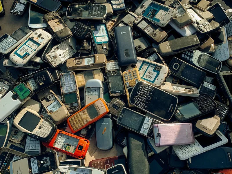 Gran acumulacion de telefonos moviles obsoletos y desmontados. Referencia externa de la categoria RAEE.